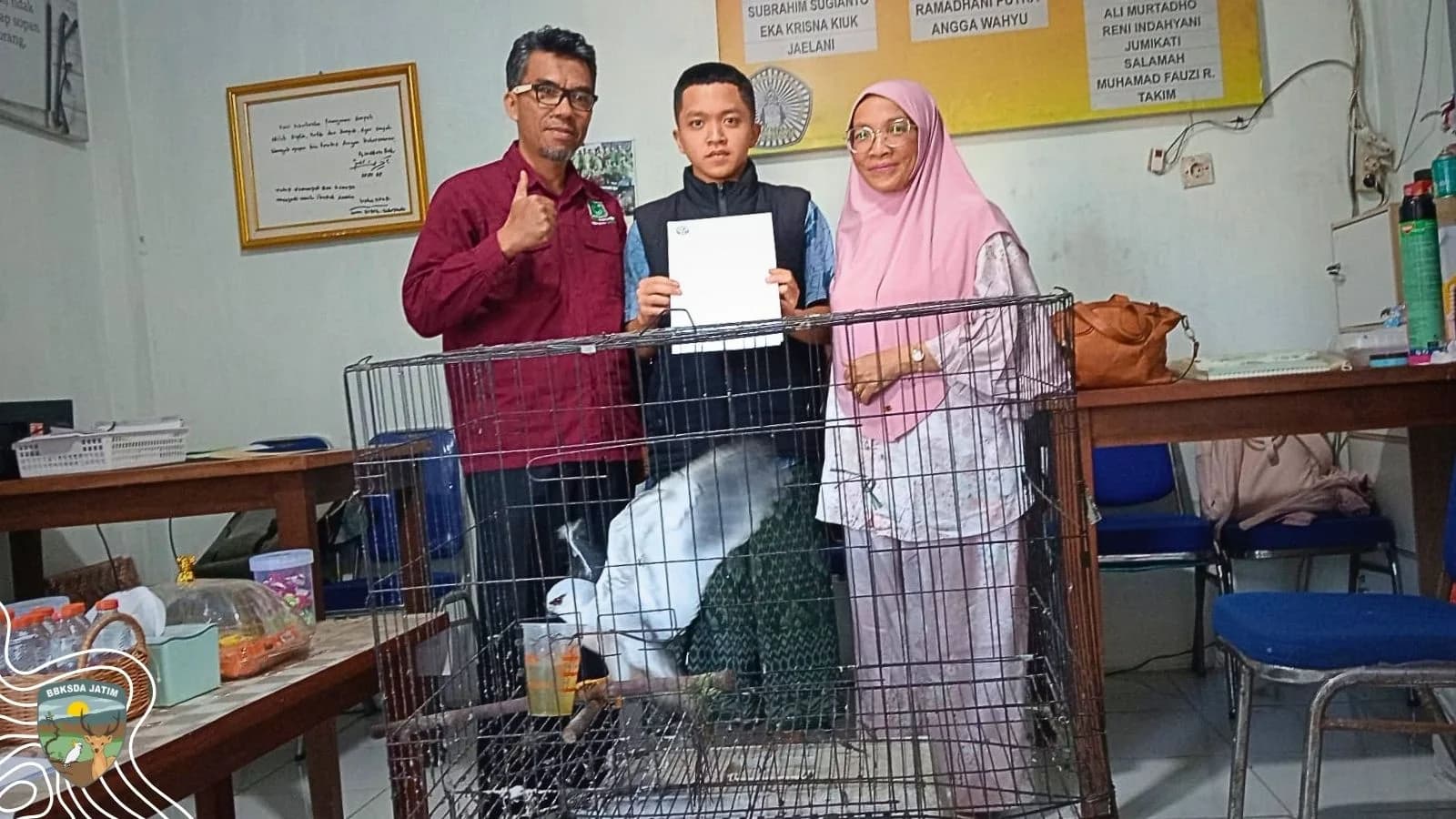 Demi Mengajarkan Cinta Yang Benar, Seorang Ibu Serahkan Elang Tikus Kepada Negara
