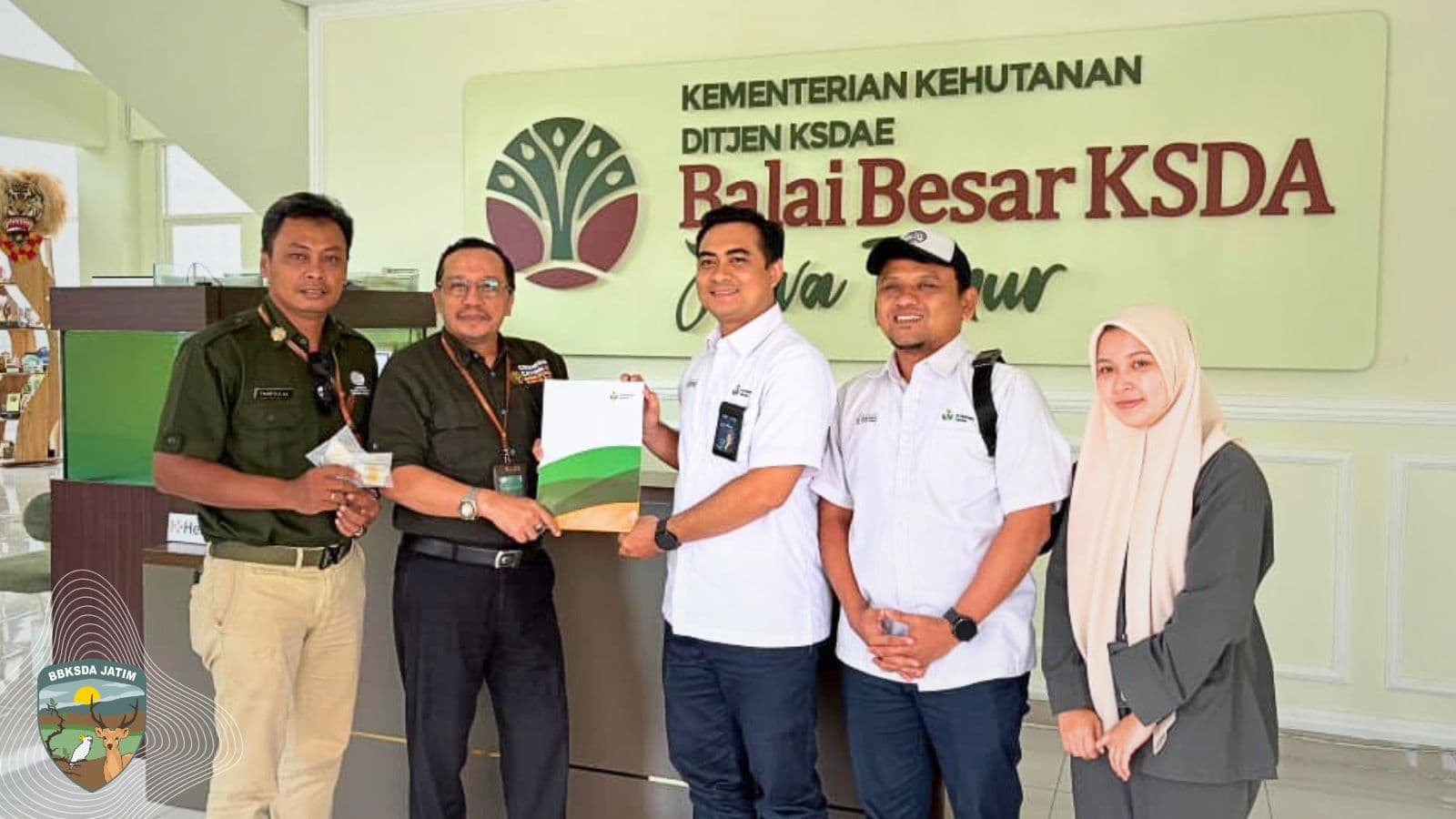 Petrokimia Gresik Dukung Teknologi Untuk Pelepasliaran Elang Jawa di Kawah Ijen