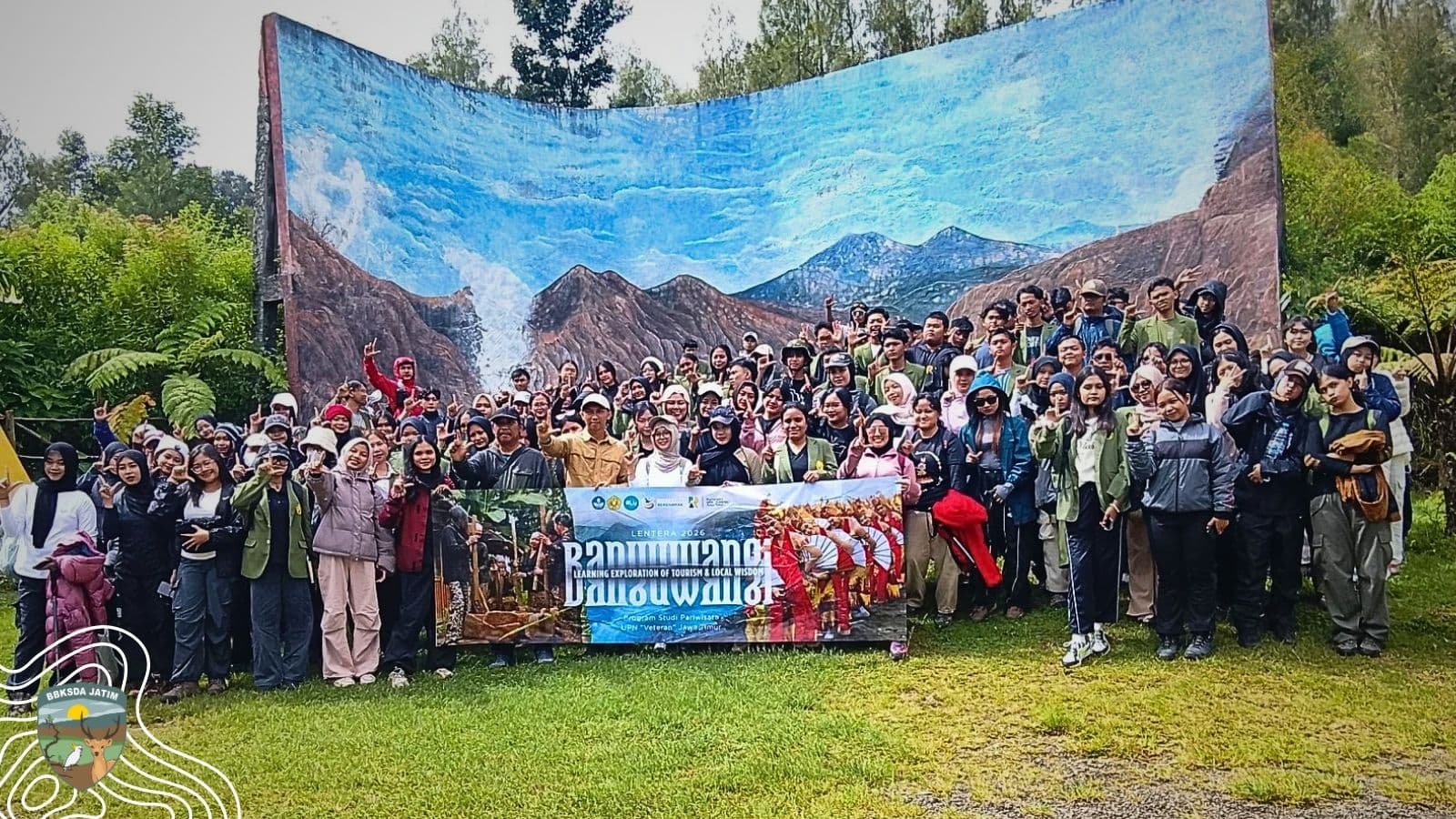 135 Mahasiswa UPN Veteran Jawa Timur Menyelami Filosofi Konservasi di Kawah Ijen